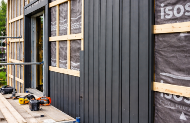 Installation de parement gris sur façade ITE - Isolation des murs sous bardage